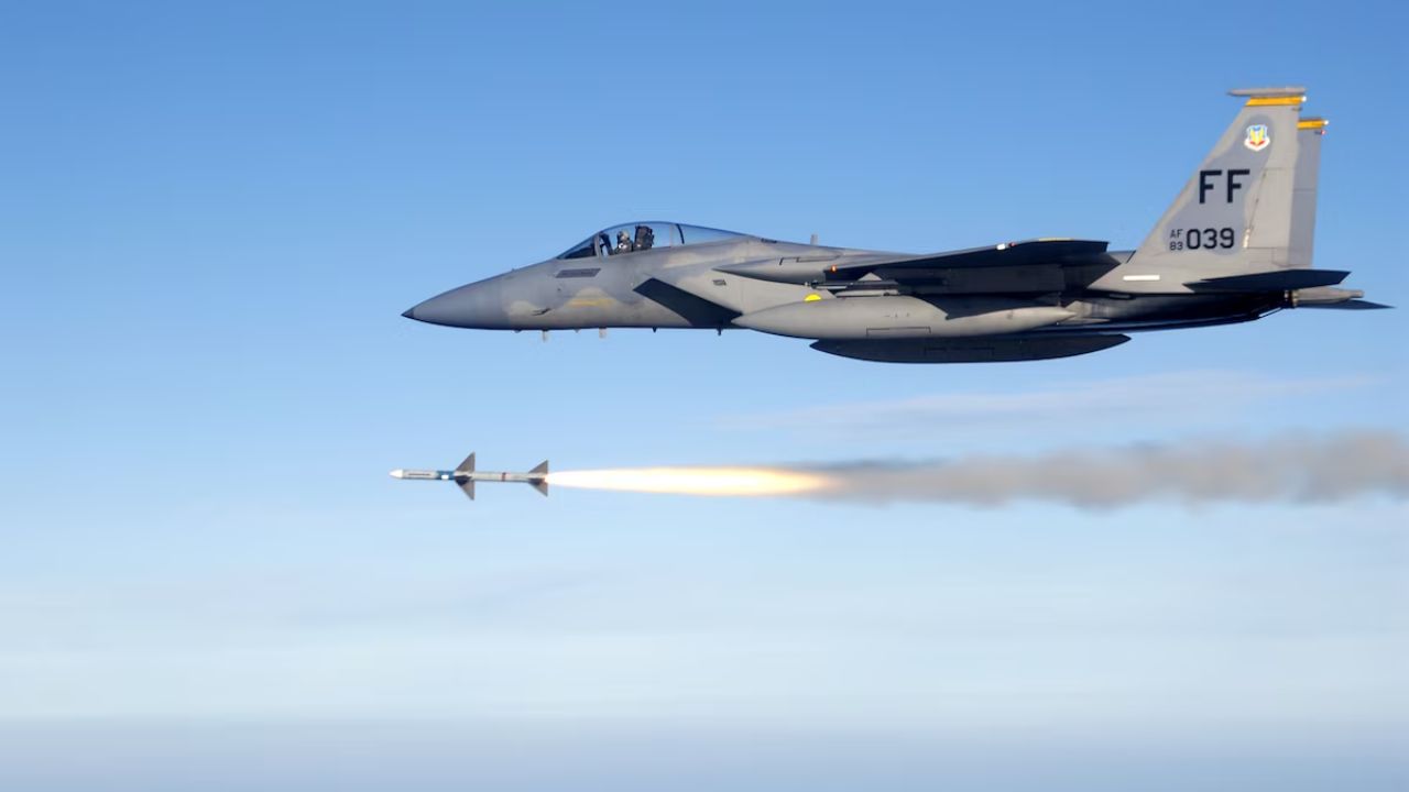 O caça F-15 Eagle reúne alta velocidade, avançados sistemas eletrônicos e histórico de sucesso em missões da Força Aérea dos EUA.