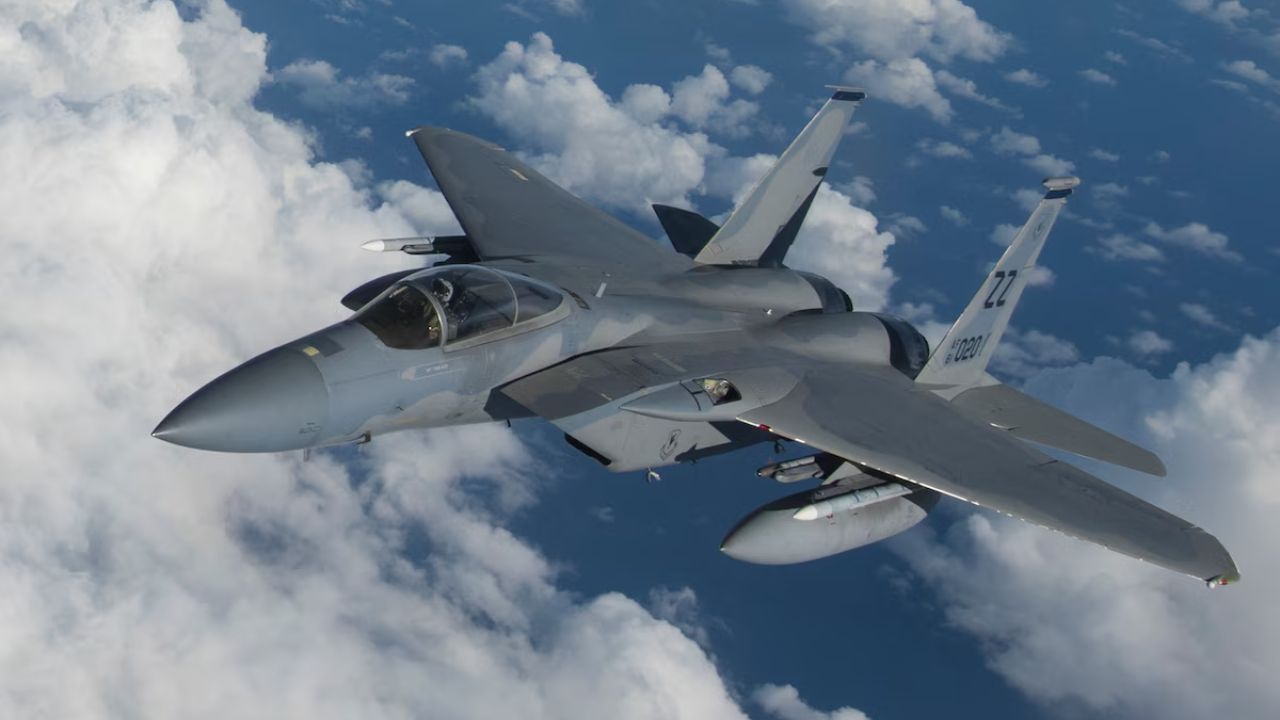 O caça F-15 Eagle reúne alta velocidade, avançados sistemas eletrônicos e histórico de sucesso em missões da Força Aérea dos EUA.