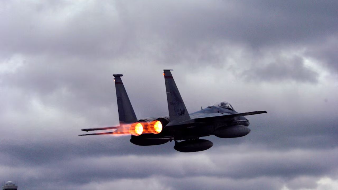 O caça F-15 Eagle reúne alta velocidade, avançados sistemas eletrônicos e histórico de sucesso em missões da Força Aérea dos EUA.