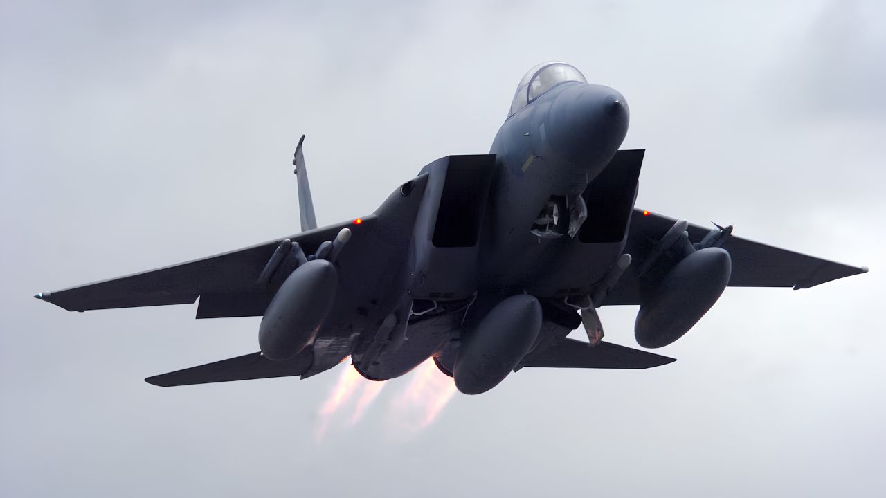 O caça F-15 Eagle reúne alta velocidade, avançados sistemas eletrônicos e histórico de sucesso em missões da Força Aérea dos EUA.