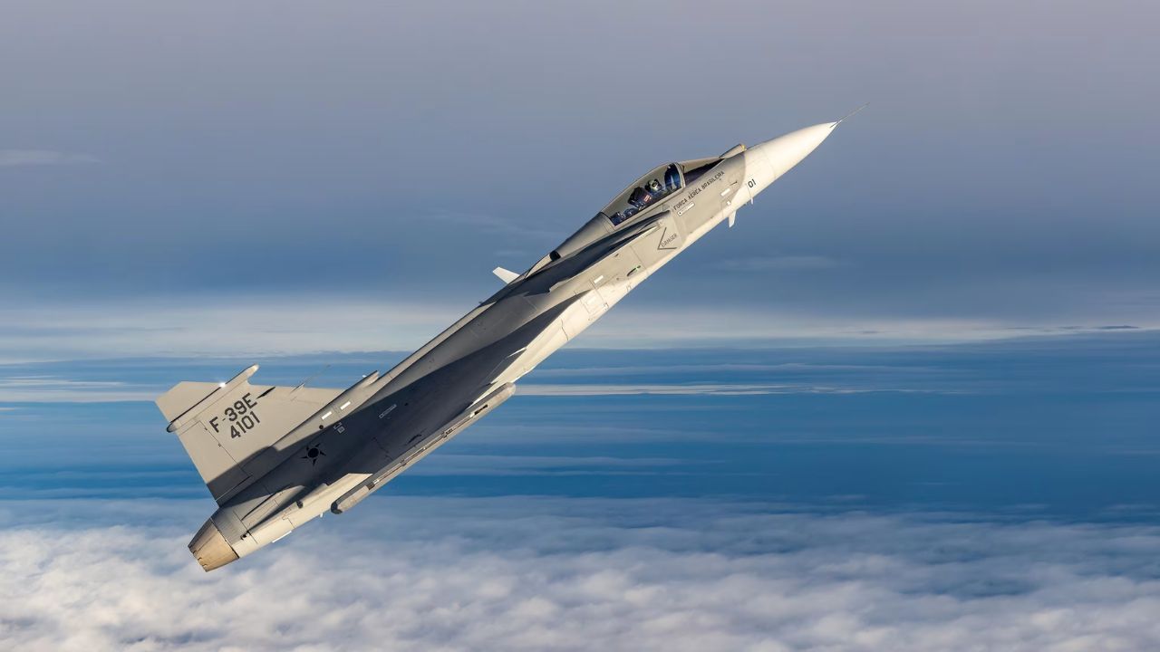 Gripen E combina sensores, inteligencia artificial, armamentos y guerra electrónica para ampliar la eficiencia del caza en combate.