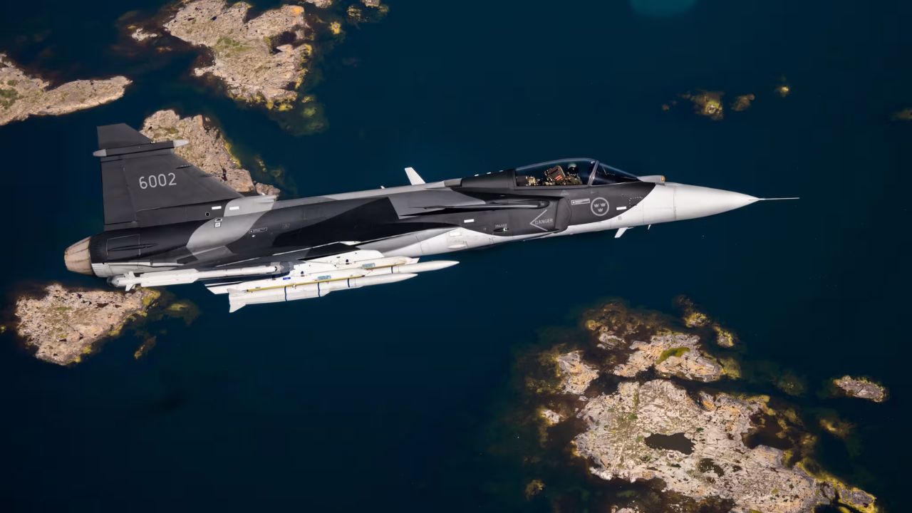 Gripen E combina sensores, inteligencia artificial, armamentos y guerra electrónica para ampliar la eficiencia del caza en combate.