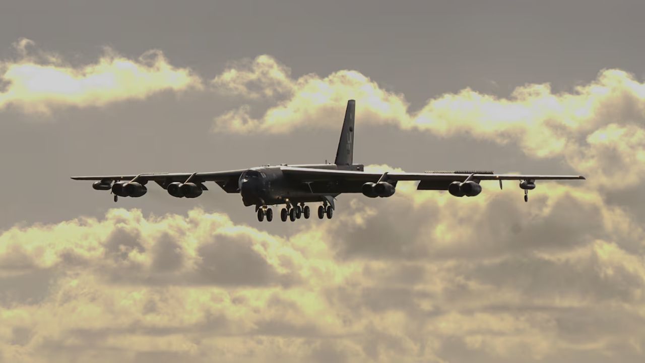 Conheça o B-52H Stratofortress, bombardeiro de longo alcance que permanece em operação e deve seguir ativo até 2050.