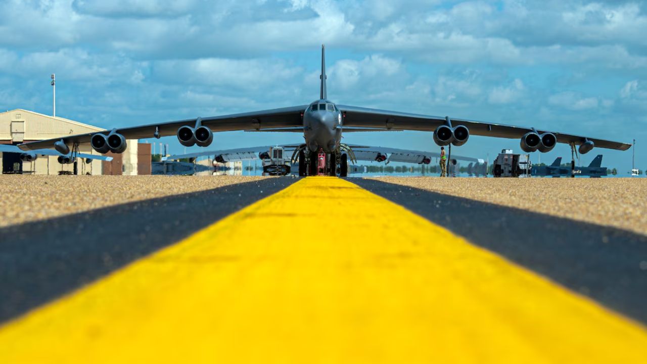 Conheça o B-52H Stratofortress, bombardeiro de longo alcance que permanece em operação e deve seguir ativo até 2050.