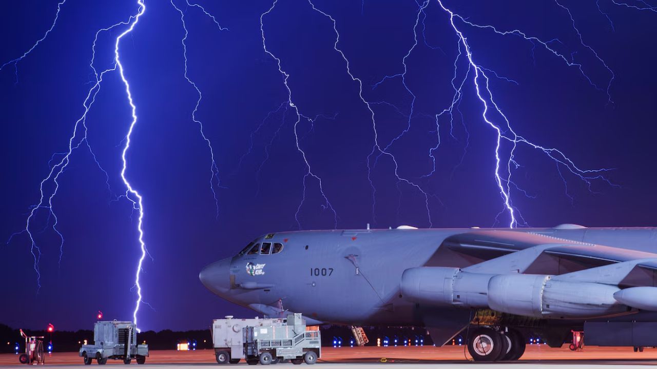 Conheça o B-52H Stratofortress, bombardeiro de longo alcance que permanece em operação e deve seguir ativo até 2050.