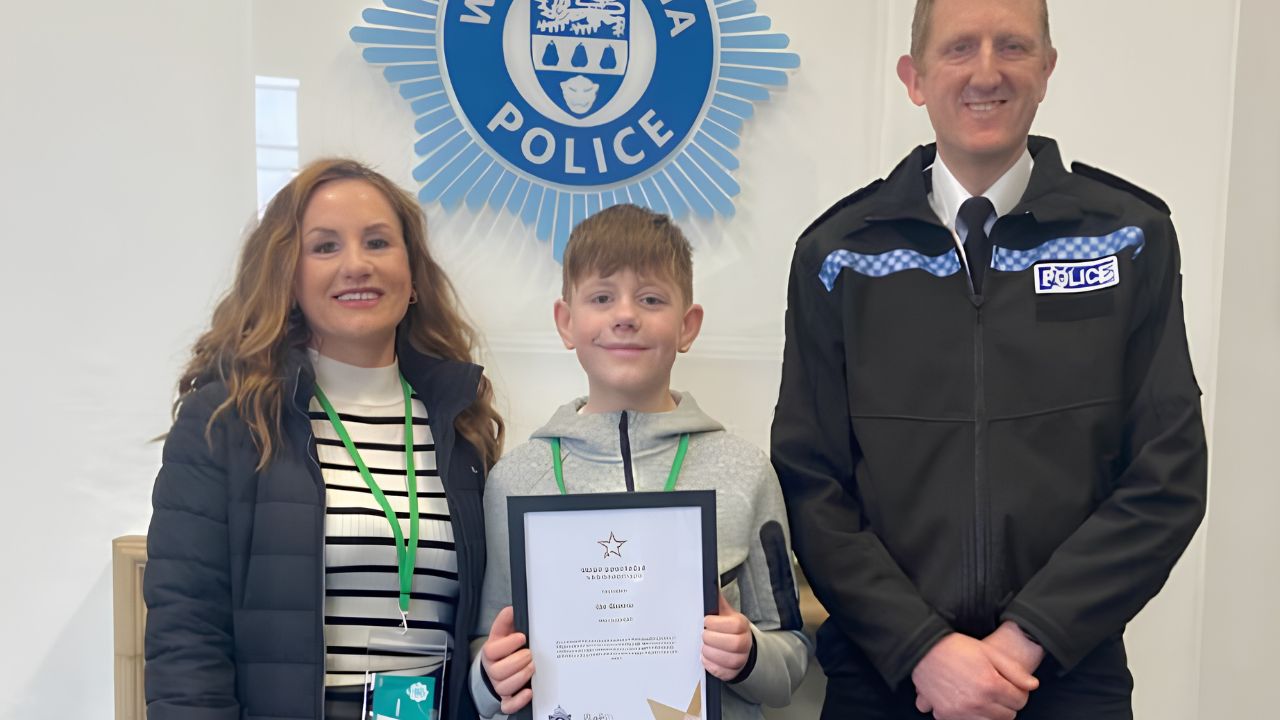 Grabaciones divulgadas por la policía británica revelan la precisión del hijo de 12 años al guiar vehículo y accionar el socorro tras desmayo de la madre en la carretera.