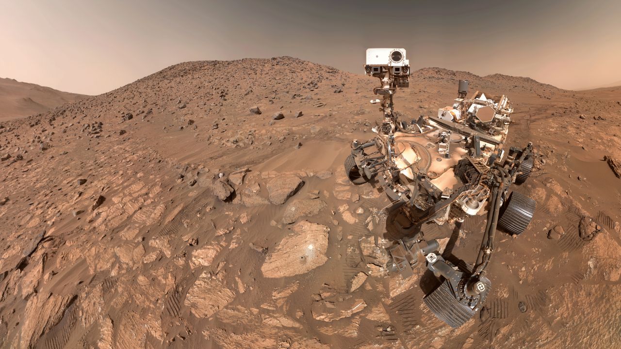Substâncias moleculares achadas pelo rover Perseverance podem ter origem em meteoritos ou reações geológicas, sem envolver vida bacteriana em Marte.