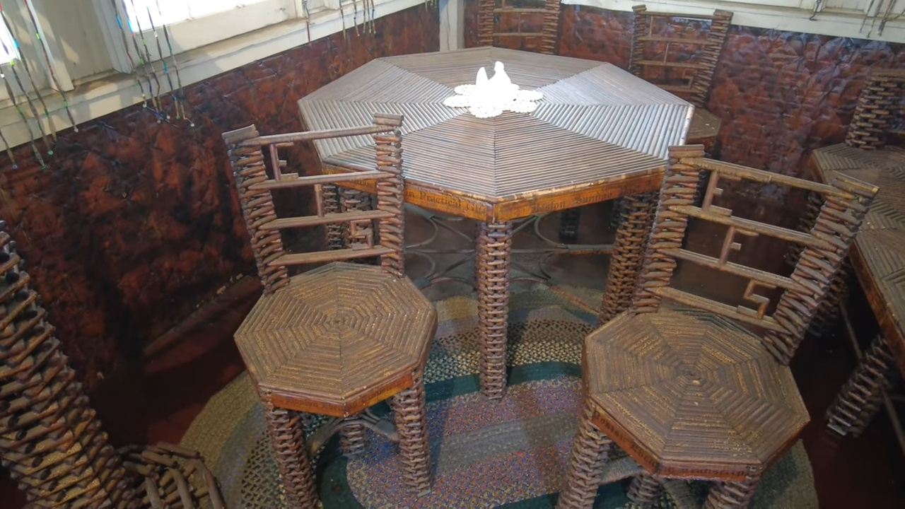 Engineer builds house with over 100,000 old newspapers and impresses with its resistance; known as Paper House