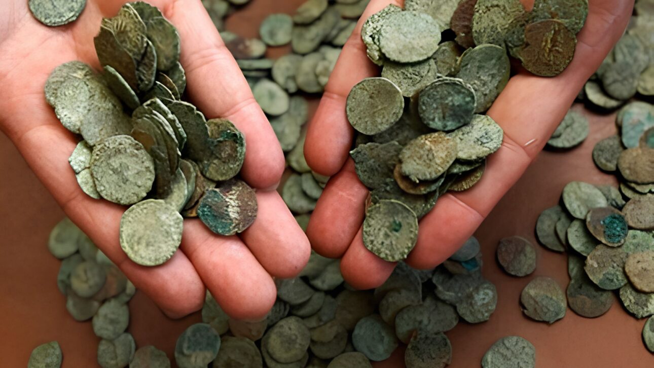 Dave Crisp encontrou 52.503 moedas romanas no Tesouro de Frome, uma descoberta histórica que mudou a arqueologia romana na Inglaterra.