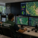 Técnicos monitorando áreas de desmatamento da Amazônia por imagens de satélite.