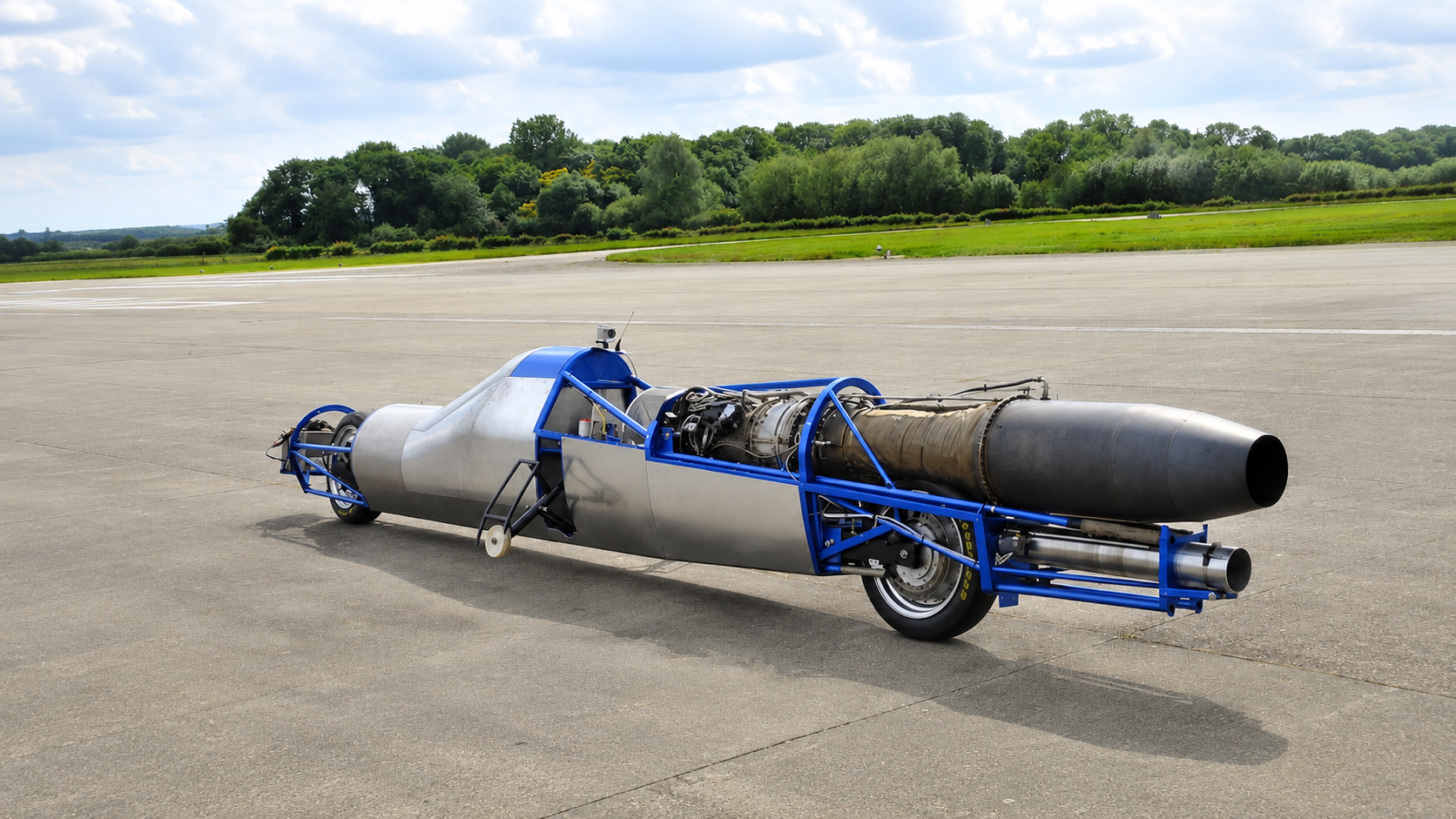 A Jet Reaction, criada pelo britânico Richard Brown, usa uma turbina aeronáutica adaptada e foi projetada para atingir até 724 km/h em busca do recorde mundial.