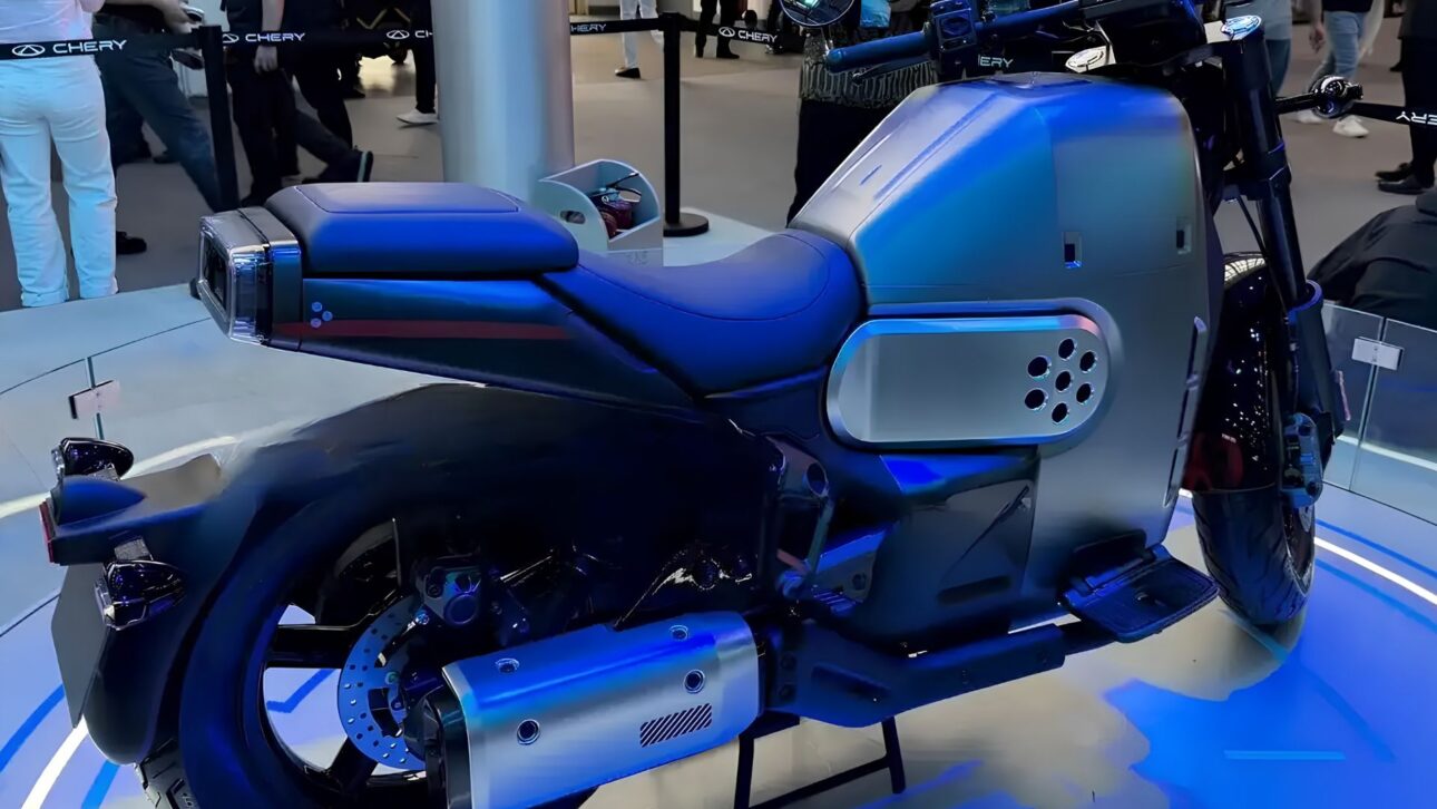 Chery presents the e-Vo REEV, an electric motorcycle with a gasoline generator that recharges the battery on the move