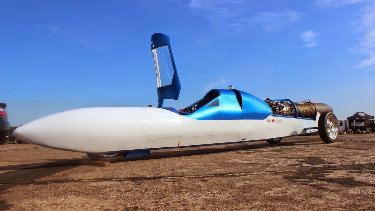 A Jet Reaction, criada pelo britânico Richard Brown, usa uma turbina aeronáutica adaptada e foi projetada para atingir até 724 km/h em busca do recorde mundial.