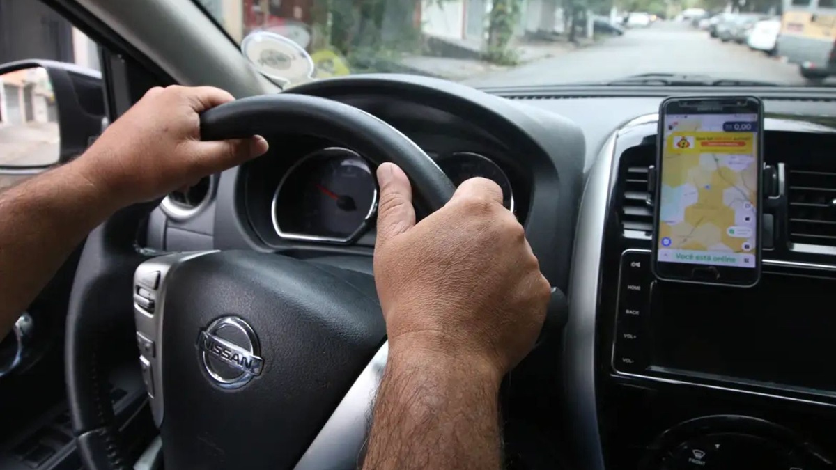 Motoristas precisam comprovar pelo menos 12 meses de atividade e 100 corridas para participar do programa