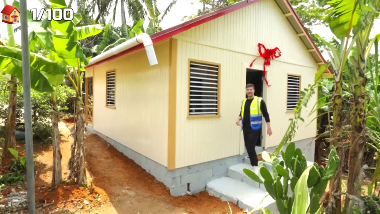 Famílias comemoram recebimento de novas casas construídas por projeto social liderado por MrBeast na América Latina.