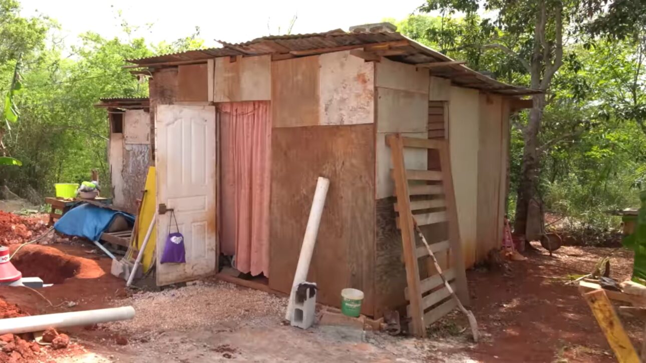 Famílias comemoram recebimento de novas casas construídas por projeto social liderado por MrBeast na América Latina.