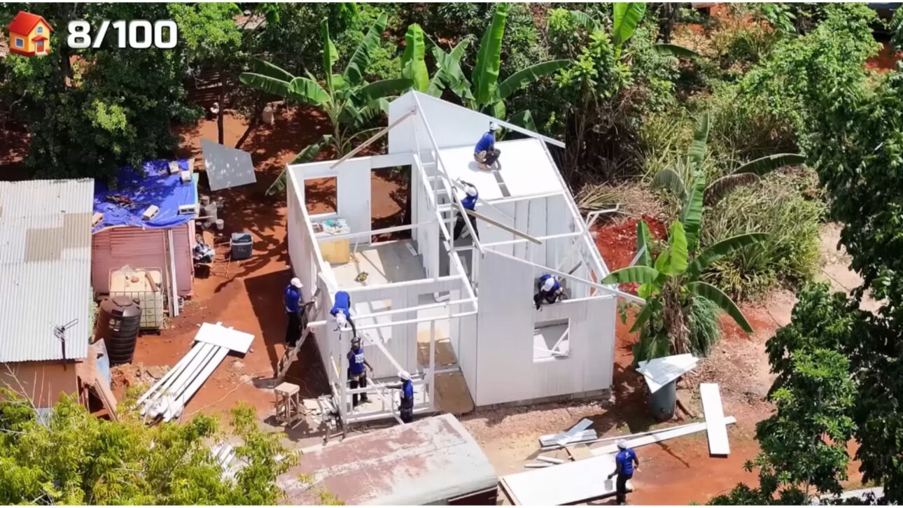 Famílias comemoram recebimento de novas casas construídas por projeto social liderado por MrBeast na América Latina.