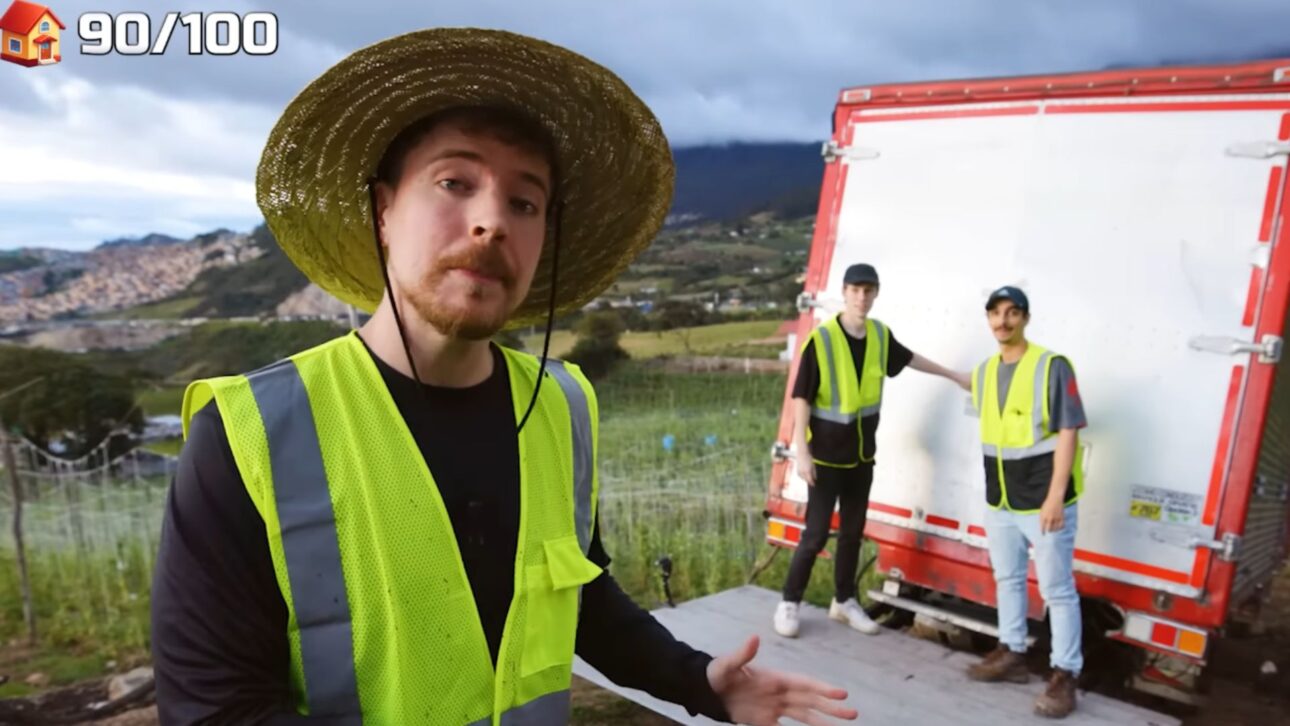 Famílias comemoram recebimento de novas casas construídas por projeto social liderado por MrBeast na América Latina.