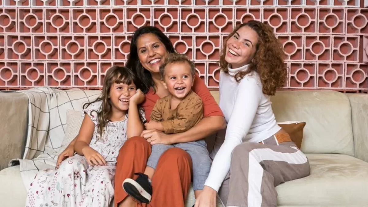 Amanda Chatah surrounded by Flora (right), Olívia (left), and Antônio
Image: Disclosure