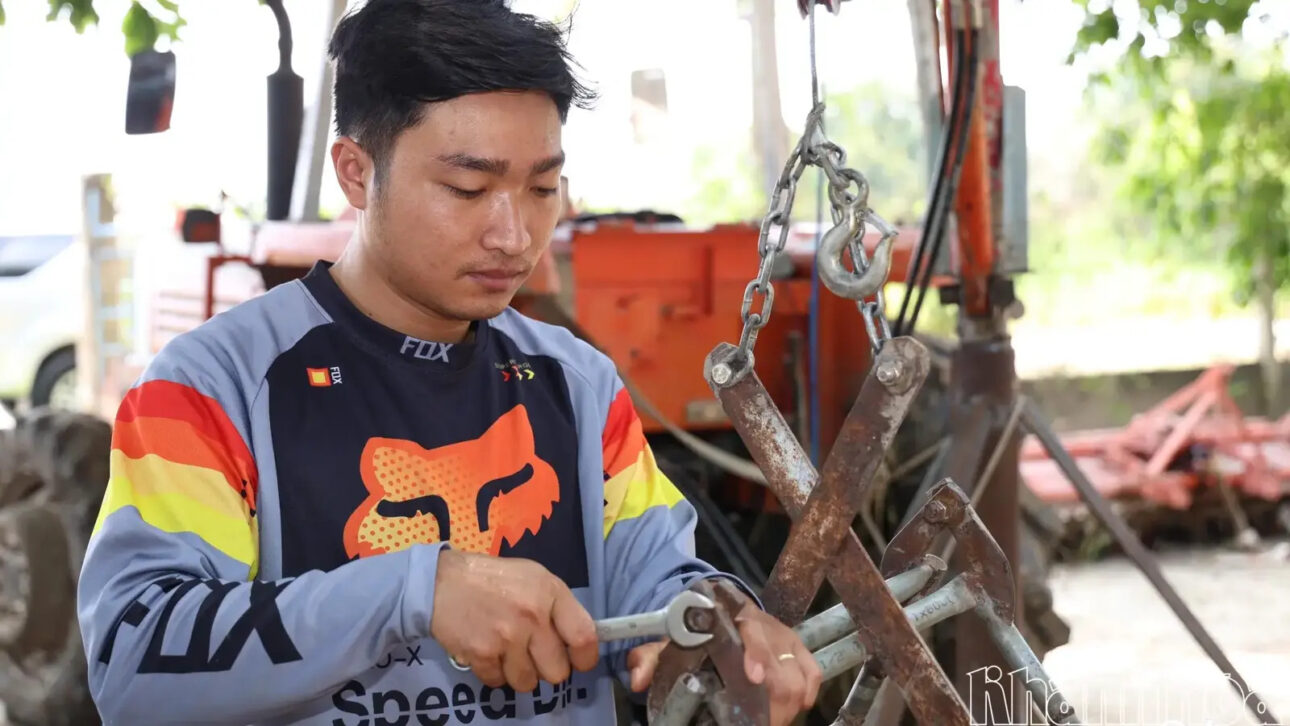 Hermanos crean garra hidráulica, la acoplan a tractor, y la invención ayuda a agricultores a cargar arroz sin esfuerzo pesado, ahorrar mano de obra y acelerar la cosecha