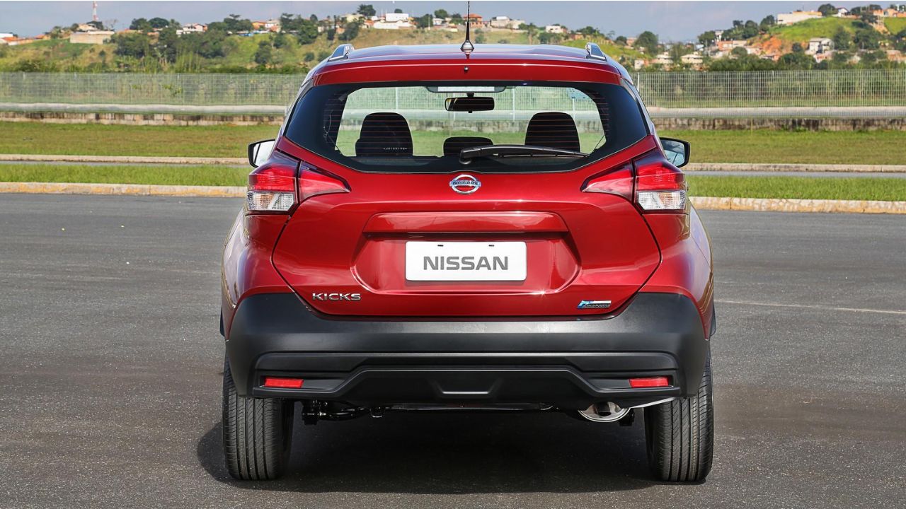 Nissan Kicks S Direct 2018 tem consumo econômico, porta-malas de 432 litros, bom espaço interno e custa cerca de R$ 75 mil em 2026. Fonte: Motor1