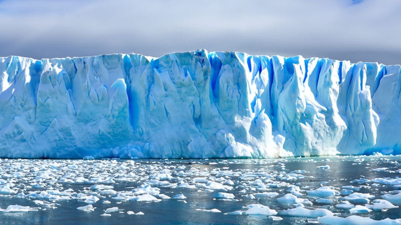 Entenda as causas por trás de 510 abalos detectados em profundidades extremas na Antártida Oriental e como o mistério intriga os cientistas.
