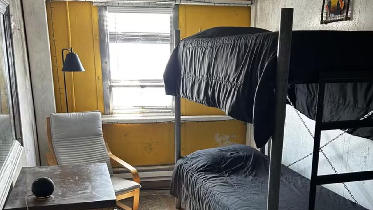 O hotel mais perigoso do mundo fica em pleno oceano Atlântico e atrai visitantes em busca de aventura e desafios extremos.