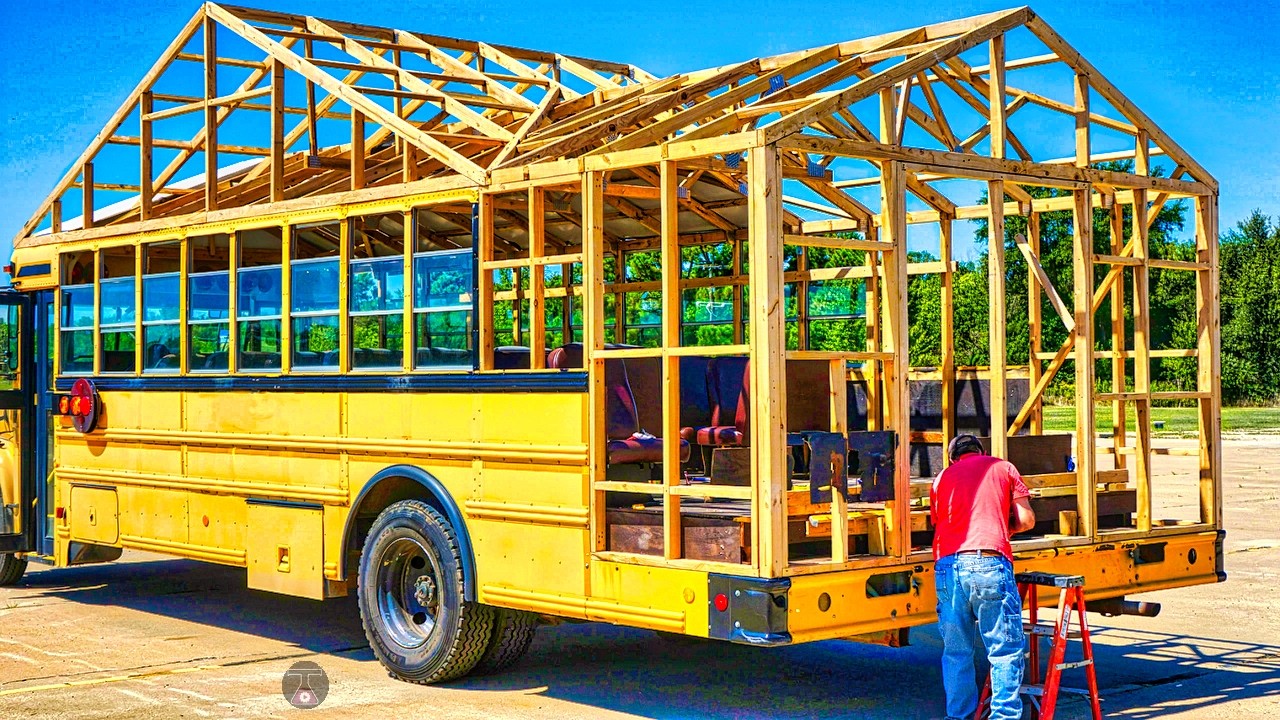Casal transformou ônibus escolar de US$ 7,2 mil em casa sobre rodas com quarto, banheiro e cozinha após 7 meses e gasto total de US$ 40 mil.
