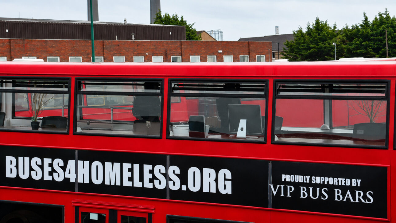 El autobús de dos pisos rojo que antes transportaba pasajeros por las calles de Londres ahora se ha convertido en refugio para personas sin hogar.