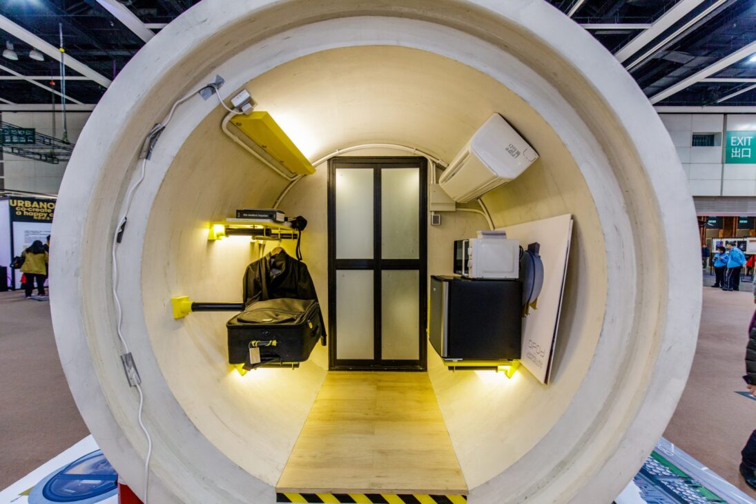 Projeto OPod Tube House transforma tubos de concreto em microapartamentos de 9,29 m² em Hong Kong e propõe uma alternativa compacta para a crise habitacional.