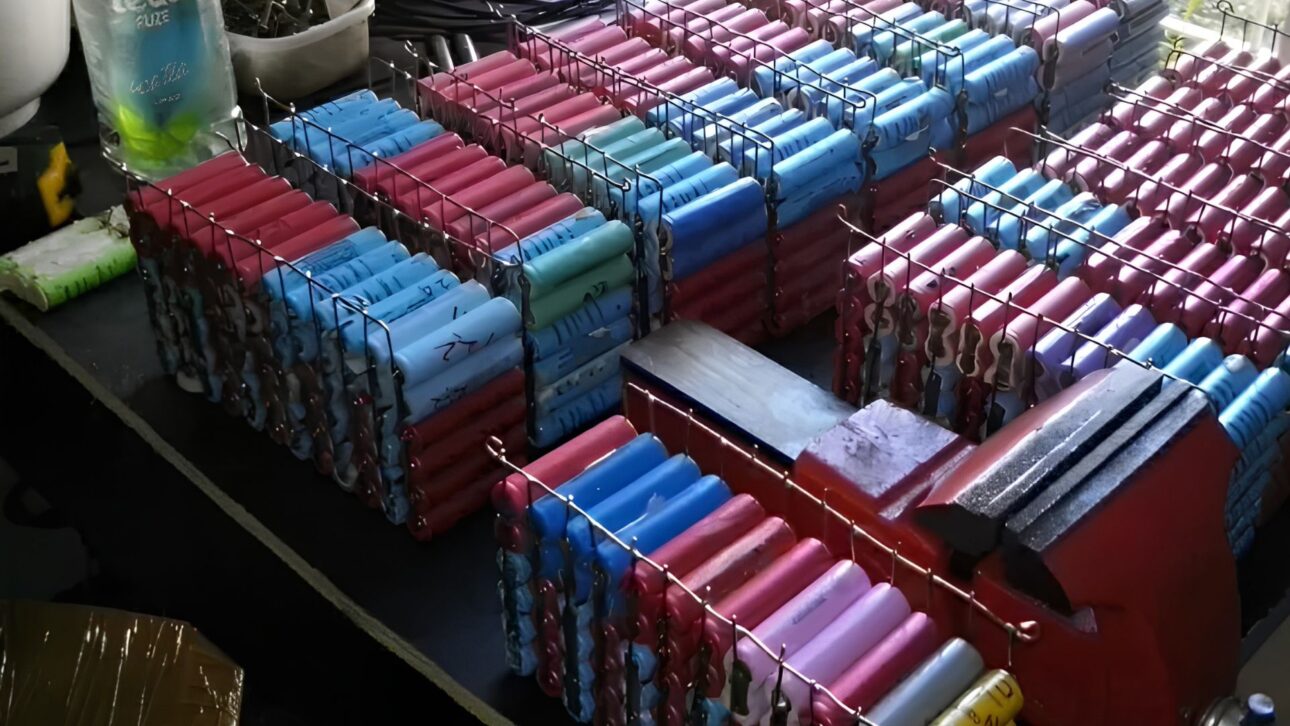 Dois inventores brasileiros transformaram um Gol em carro elétrico caseiro: arrancaram o motor, instalaram 40 baterias de lítio e fizeram o veículo rodar 150 km por R$ 0,07 por quilômetro