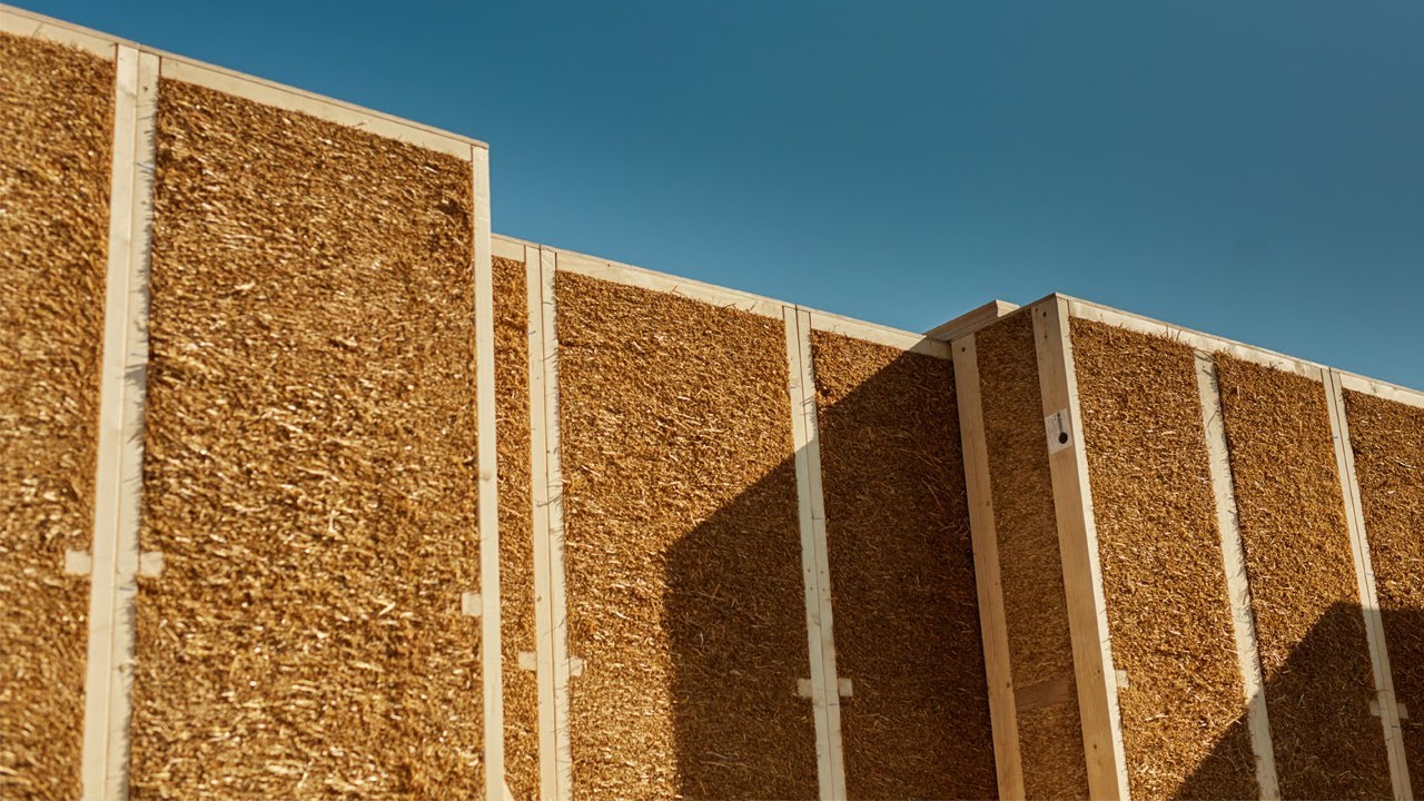 EcoCocon transforms straw and wood into prefabricated panels with high thermal efficiency, accelerates construction, reduces waste, and gains ground in European sustainable construction.