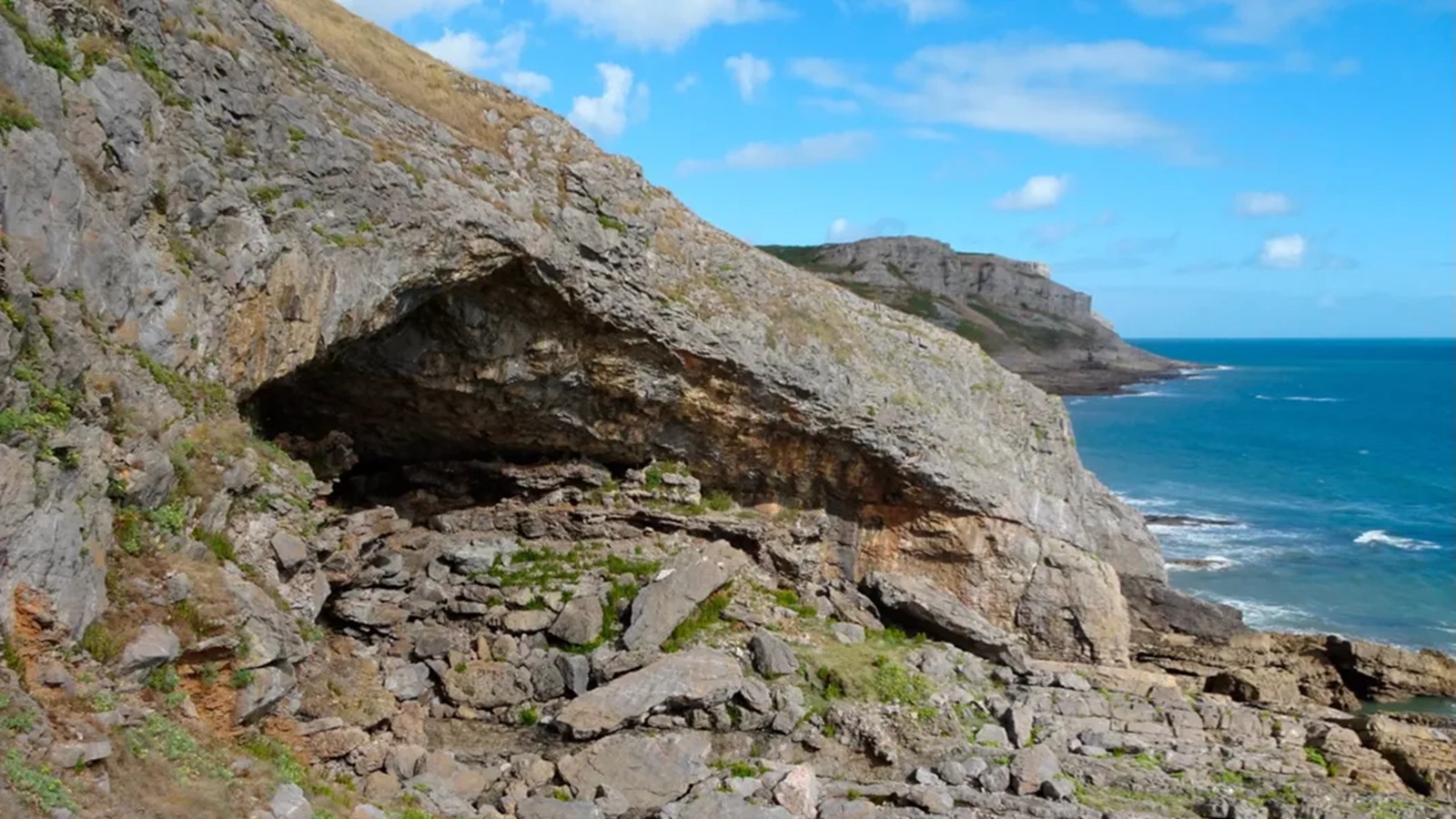Cavernas no País de Gales guardam linhas vermelhas de 17 mil anos, agora reconhecidas como arte rupestre antiga.