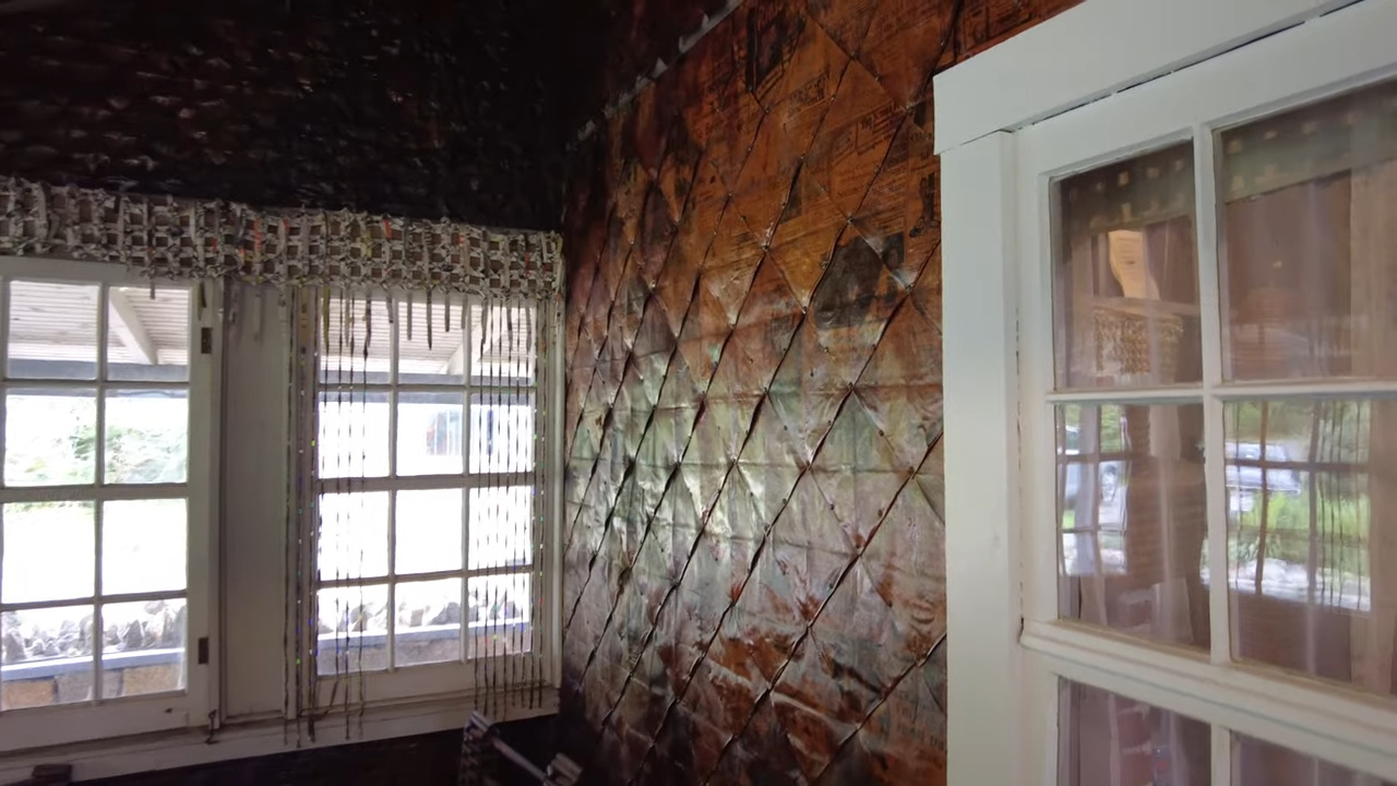 Engineer builds house with over 100,000 old newspapers and impresses with its resistance; known as Paper House
