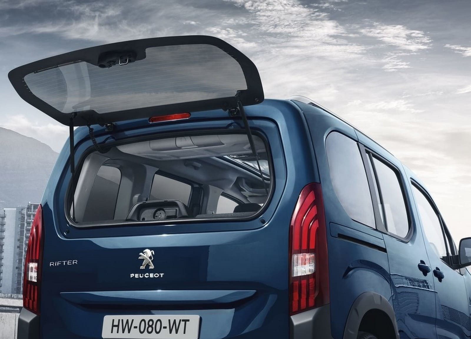 Peugeot Rifter vendido na França oferece até 7 lugares, porta-malas de 775 litros, motor diesel de 100 cv e preço convertido de cerca de R$ 153 mil.