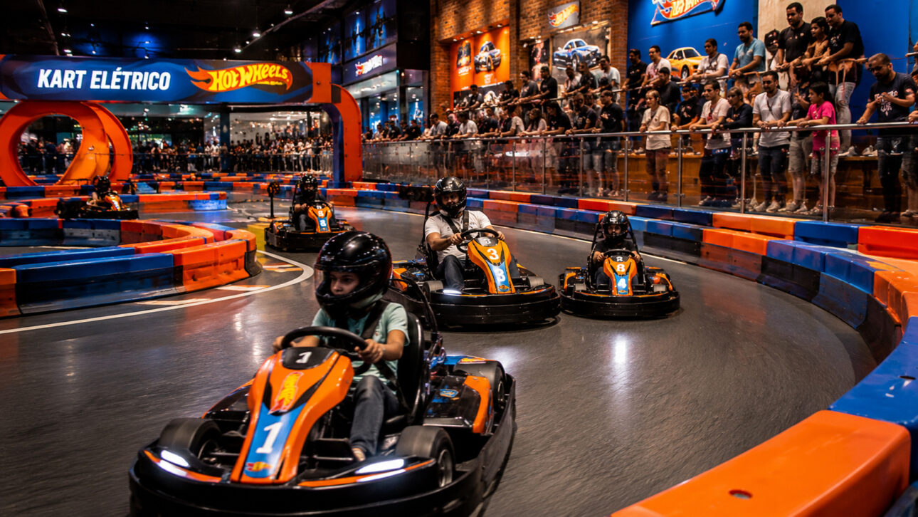Crianças e adultos participam de corridas na pista de kart elétrico da Hot Wheels em Campinas.