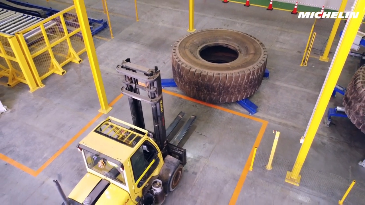 Chile transforms giant mining tires into a new recycling industry capable of processing 30,000 tons per year in the Atacama Desert