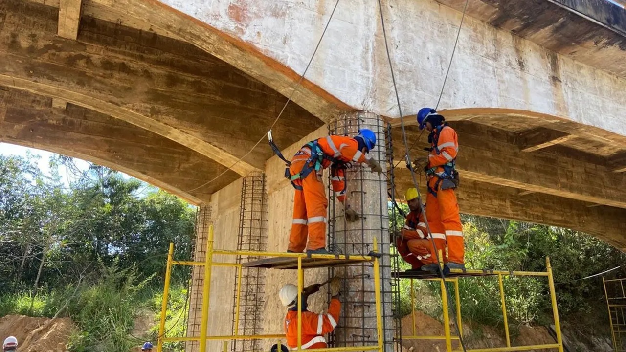 Acompanhe a recuperação da ponte sobre o Rio Jequitinhonha e entenda a operação Pare e Siga que será implementada.