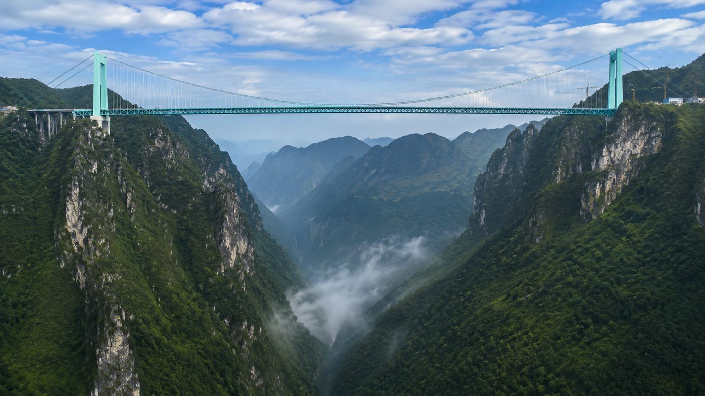 A Ponte do Grande Cânion de Huajiang suspensa a 625 metros sobre o rio Beipan, na China.