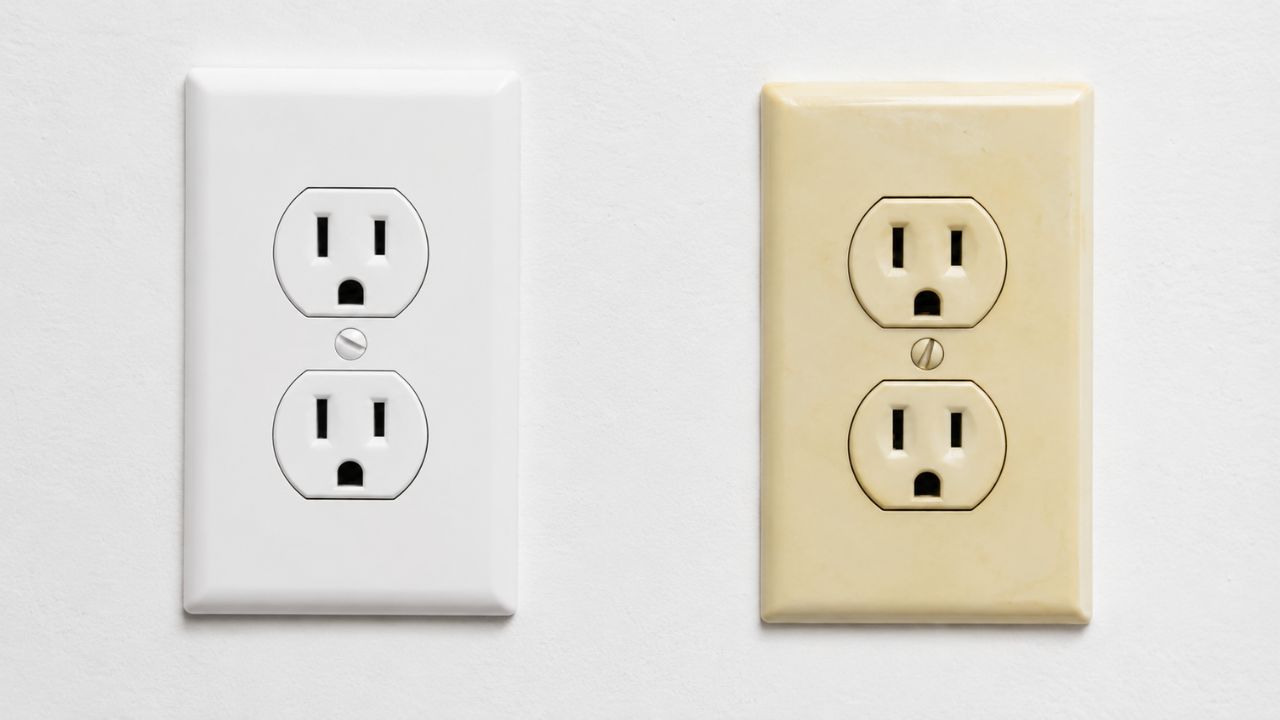 Tomadas amareladas são resultado de reações químicas causadas pela luz UV. Saiba quais fatores aceleram o desgaste de tomadas e interruptores.
