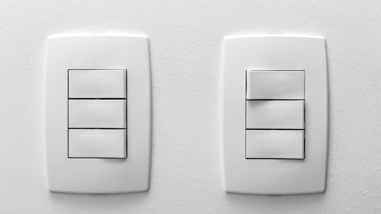Tomadas amareladas são resultado de reações químicas causadas pela luz UV. Saiba quais fatores aceleram o desgaste de tomadas e interruptores.