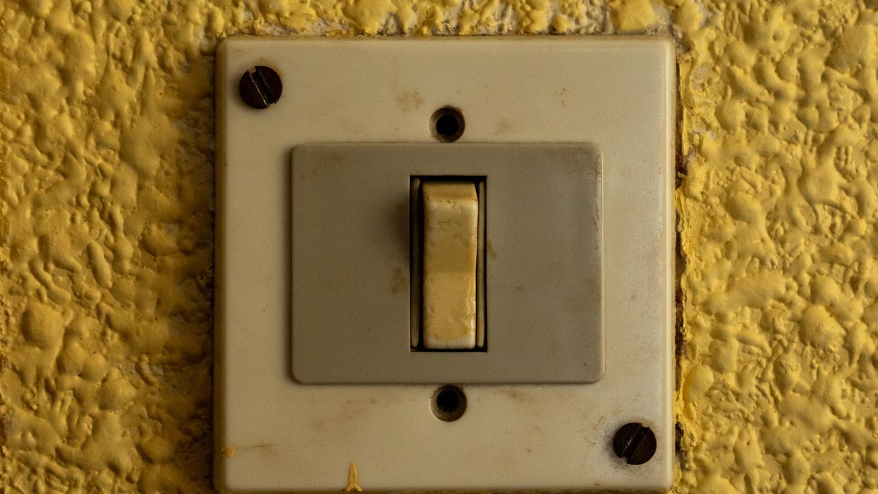 Tomadas amareladas são resultado de reações químicas causadas pela luz UV. Saiba quais fatores aceleram o desgaste de tomadas e interruptores.