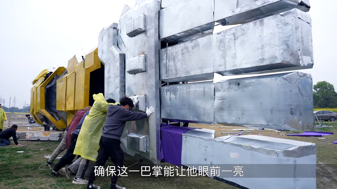 Chinese creator Fan Shisan went viral by presenting a 5.5-ton robotic hand that replicates human movements and destroys a car in an extreme test.