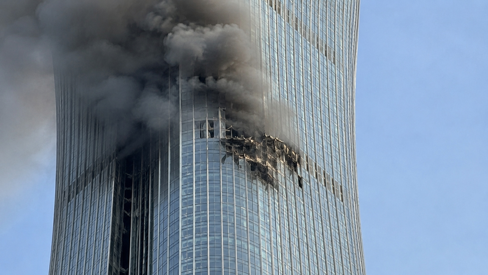 Avião de pequeno porte atinge Torre Citic em Pequim e causa fumaça em arranha-céu de 528 metros durante incidente investigado pelas autoridades.