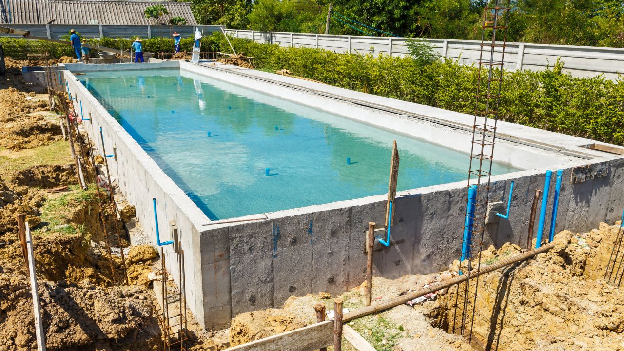 Descubra cuánto cuesta construir una piscina, cuáles son los requisitos legales y los factores que influyen en el valor final de la obra.