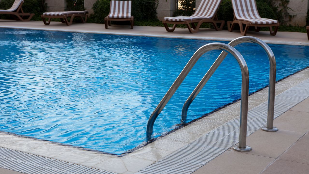 Descubra quanto custa construir uma piscina, quais são as exigências legais e os fatores que influenciam o valor final da obra.