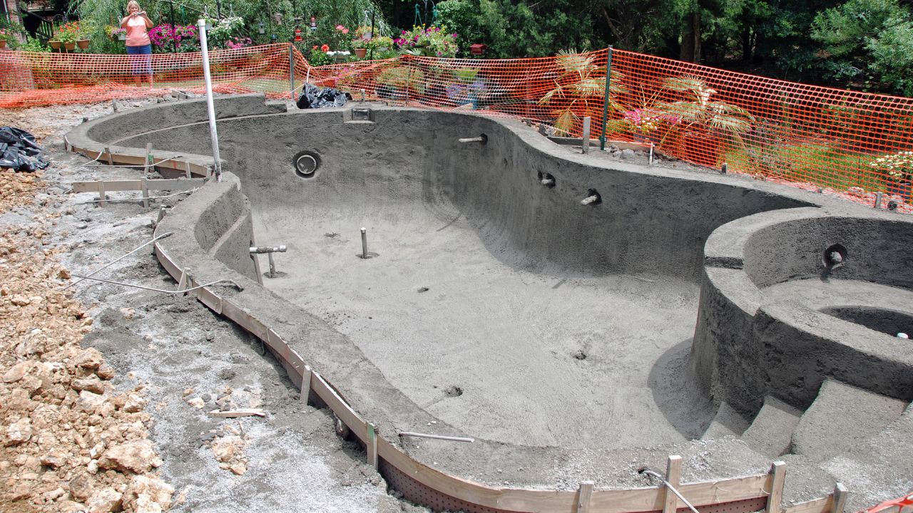 Descubra quanto custa construir uma piscina, quais são as exigências legais e os fatores que influenciam o valor final da obra.