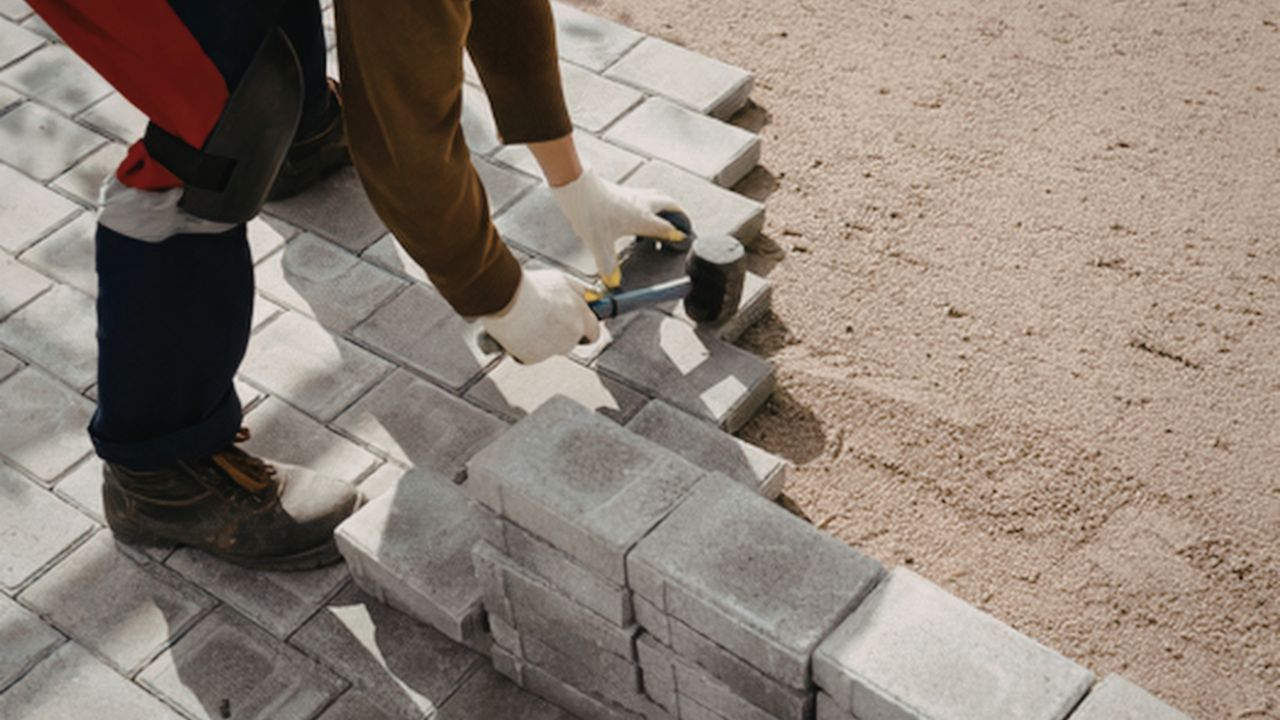 Find out how much a sidewalk with interlocking pavement costs and learn about the factors that most influence the final budget of the project.