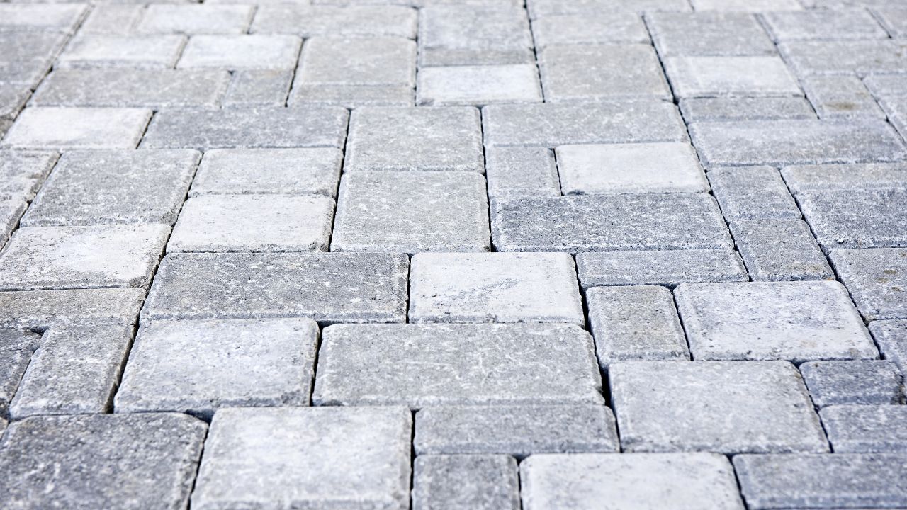 Find out how much a sidewalk with interlocking pavement costs and learn about the factors that most influence the final budget of the project.