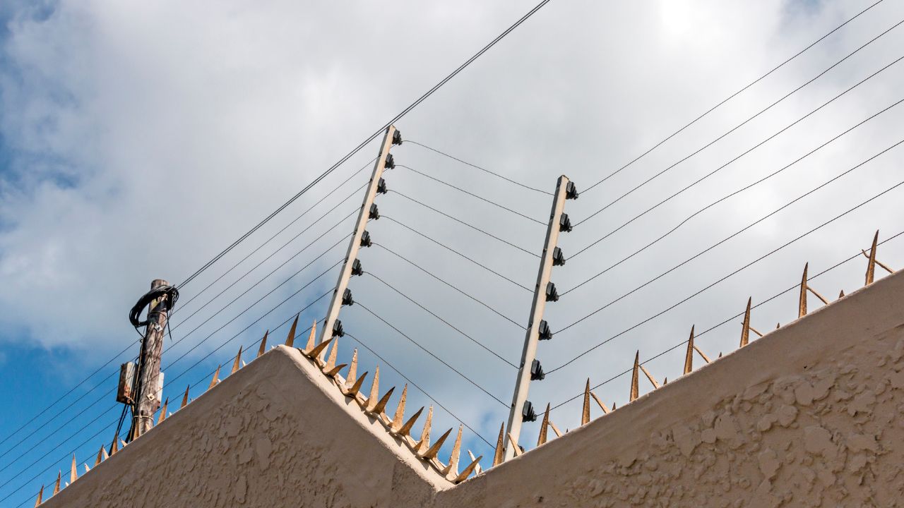 Instalação de cerca elétrica custa entre R$ 800 e mais de R$ 10 mil. Veja os preços por metragem, os fatores que encarecem o serviço e as normas de segurança.